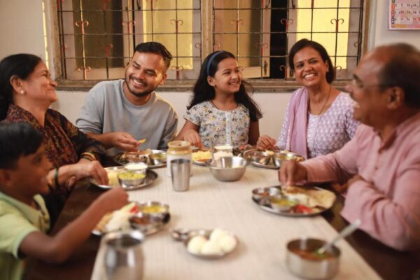 अकेले नहीं, साथ बैठकर खाइए खाना: डिप्रेशन का खतरा घटाने से लेकर दिमागी सेहत तक, जानिए क्या कहती है रिसर्च
